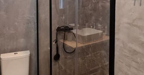 Steklo dušisein ebastandardsele alusele