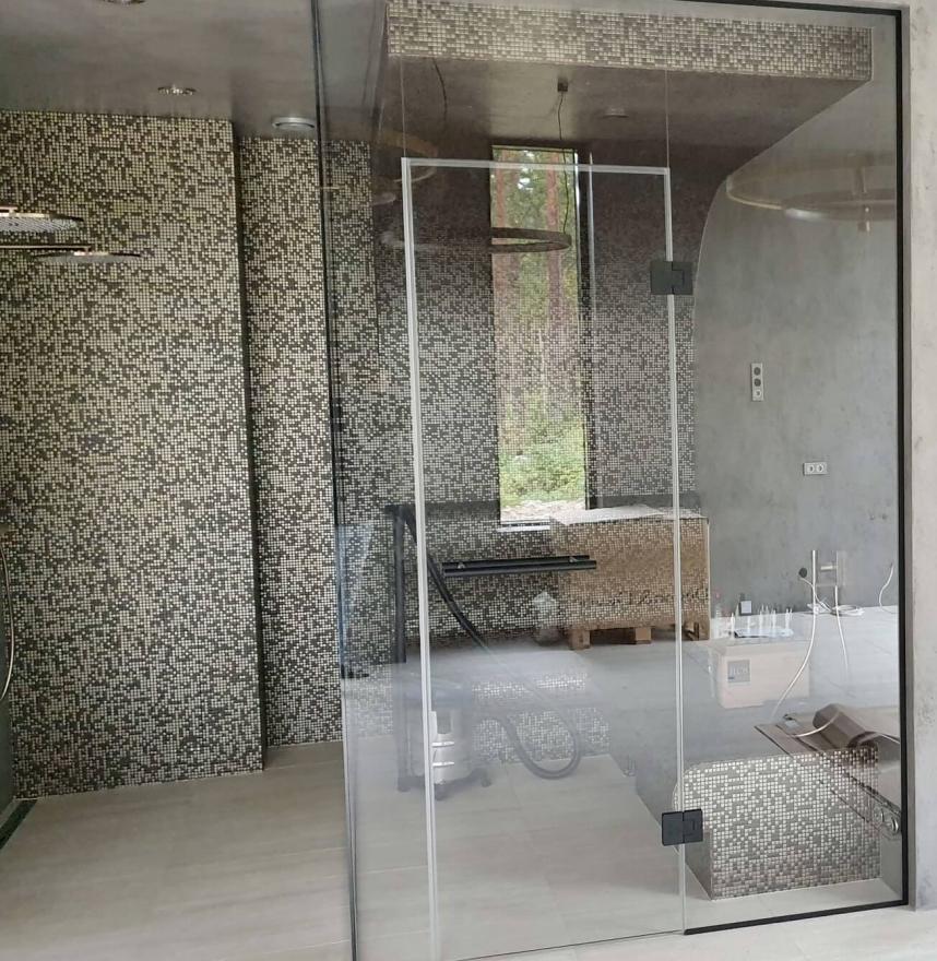 Стеклянная стена в паровой бане в частном доме