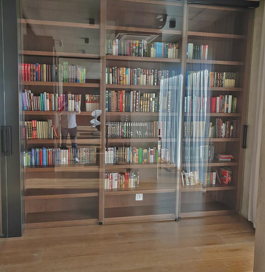 Стеклянные двери в книжном шкафу в частном доме в Пирита