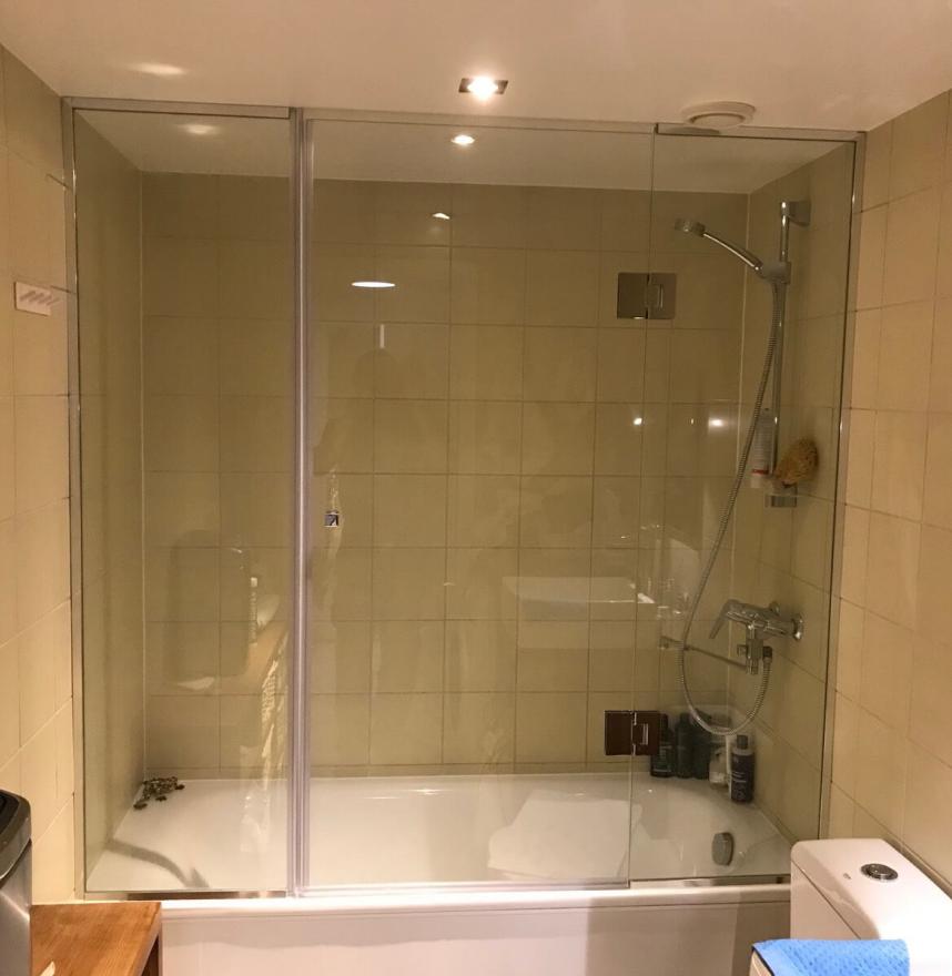 Стеклянная стенка с дверью на ванную 