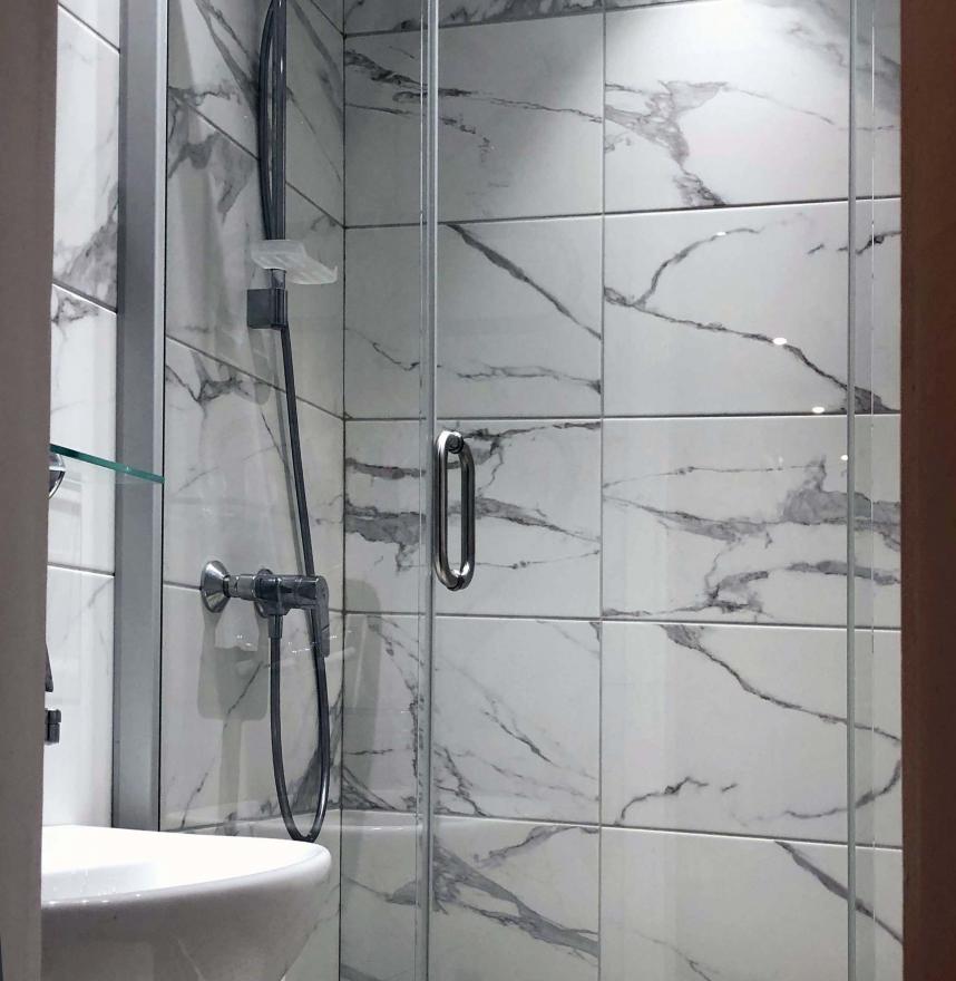 Shower wall with aluminuim profile