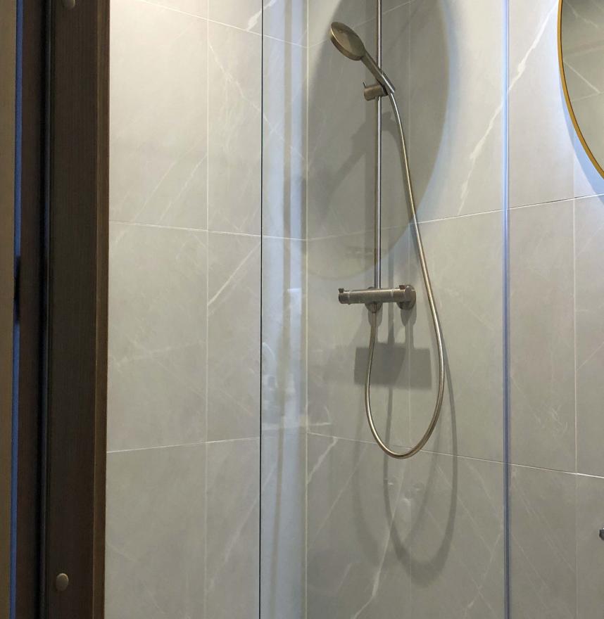 Shower wall with goldent parts