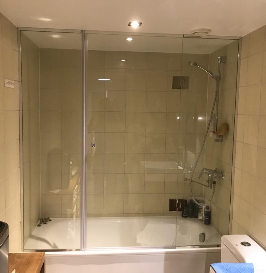 Стеклянная стенка на ванную с дверью
