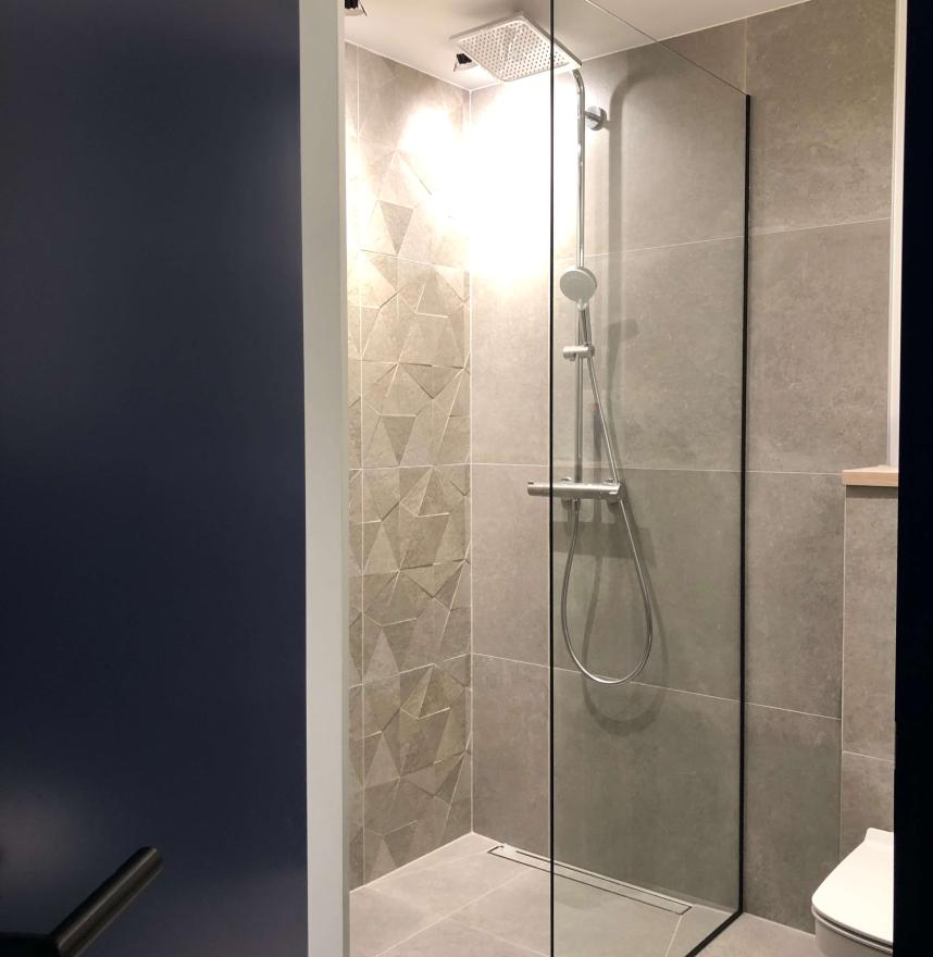 Shower wall with ceiling mounting